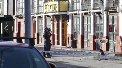 Agentes de la Policía Judicial realizan labores de investigación en las discotecas Teatre y Fonda Milagros de Murcia este martes. Agentes de la Policía Judicial realizan labores de investigación en las discotecas Teatre y Fonda Milagros de Murcia este martes.