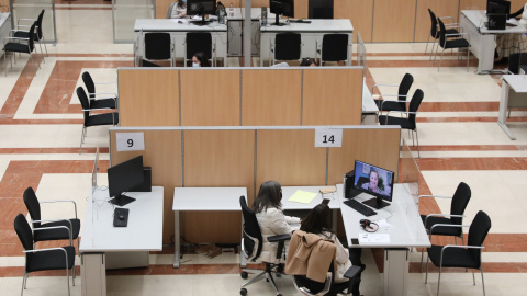 Varias empleadas trabajan en una oficina de la Agencia Tributaria en una imagen de archivo. Varias empleadas trabajan en una oficina de la Agencia Tributaria en una imagen de archivo.
