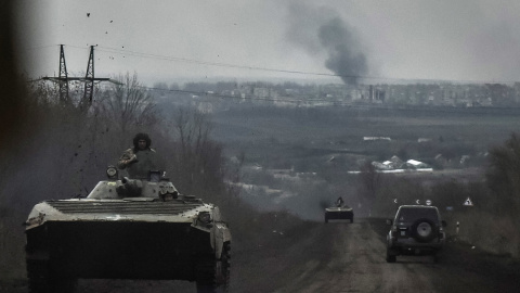 Vehículos blindados del Ejército ucraniano recorren un camino en la localidad de Bajmut, en la provincia de Donetsk, el 6 de abril de 2023. Vehículos blindados del Ejército ucraniano recorren un camino en la localidad de Bajmut, en la provincia de Donetsk, el 6 de abril de 2023.