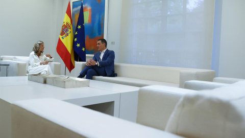 El presidente del Gobierno, Pedro Sánchez , conversa con la vicepresidenta segunda y ministra de Trabajo y Economía Social, Yolanda Díaz, durante un encuentro celebrado este martes en el Palacio de la Moncloa. El presidente del Gobierno, Pedro Sánchez , conversa con la vicepresidenta segunda y ministra de Trabajo y Economía Social, Yolanda Díaz, durante un encuentro celebrado este martes en el Palacio de la Moncloa.