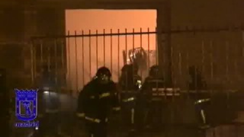 Aparatoso incendio en un almacén de papel en Barajas Aparatoso incendio en un almacén de papel en Barajas