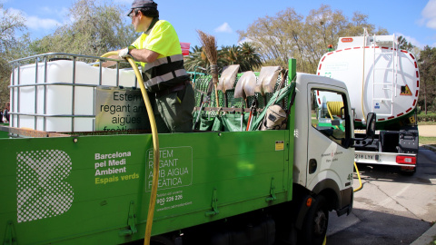 Un operari omple un dipòsit amb aigua freàtica provinent del camió cisterna al Parc de la Ciutadella de Barcelona. Un operari omple un dipòsit amb aigua freàtica provinent del camió cisterna al Parc de la Ciutadella de Barcelona.
