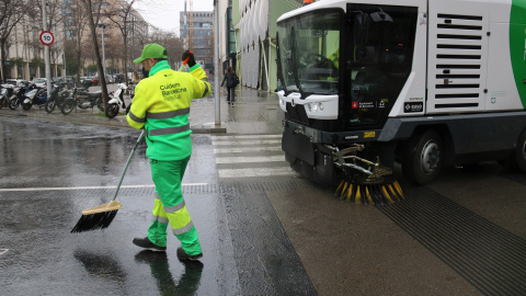 Un treballador netejant a la superilla del Poblenou de Barcelona, juntament amb una de les màquines de la nova flota de vehicles. Un treballador netejant a la superilla del Poblenou de Barcelona, juntament amb una de les màquines de la nova flota de vehicles.