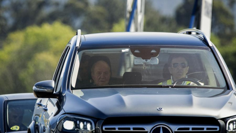 19/4/23 Juan Carlos de Borbón, con Pedro Campos conduciendo el Mercedes en el que se trasladó desde el aeropuerto de Vigo a Sanxenxo. 19/4/23 Juan Carlos de Borbón, con Pedro Campos conduciendo el Mercedes en el que se trasladó desde el aeropuerto de Vigo a Sanxenxo.