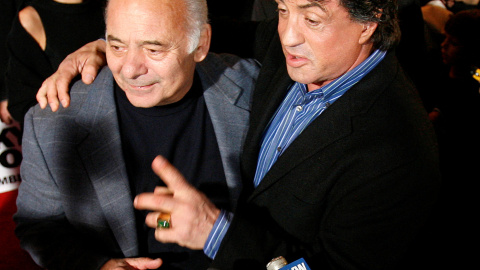 A la izquierda, el actor Burt Young posando junto a Sylvester Stallone momentos antes del estreno de 'Rocky Balboa' en Filadelfia, Pensilvania, a 18 de diciembre de 2006. A la izquierda, el actor Burt Young posando junto a Sylvester Stallone momentos antes del estreno de 'Rocky Balboa' en Filadelfia, Pensilvania, a 18 de diciembre de 2006.