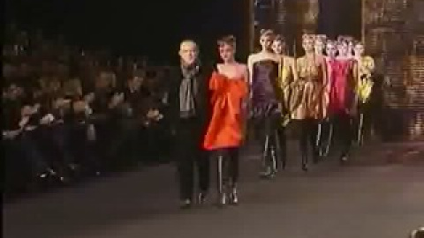 Lacroix presenta en París una colección divertida llena de color Lacroix presenta en París una colección divertida llena de color