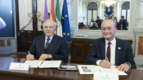 El alcalde de Málaga, Francisco de la Torre, y el presidente de la Fundación La Caixa, Isidro Fainé, firman un acuerdo para la apertura de un Caixaforum en la ciudad en 2026 El alcalde de Málaga, Francisco de la Torre, y el presidente de la Fundación La Caixa, Isidro Fainé, firman un acuerdo para la apertura de un Caixaforum en la ciudad en 2026