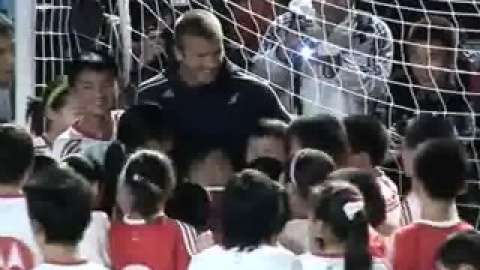 Beckham, con los niños de Shanghai Beckham, con los niños de Shanghai