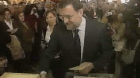Rajoy vota rodeado de expectación en Aravaca Rajoy vota rodeado de expectación en Aravaca