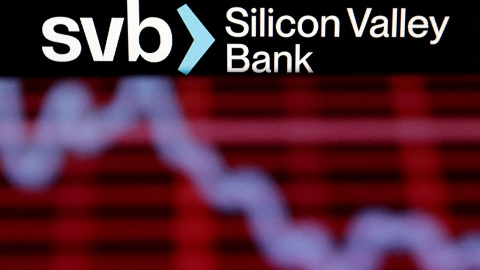 El logotipo de SVB (Silicon Valley Bank) y el gráfico de acciones decrecientes tomada el 19 de marzo de 2023. El logotipo de SVB (Silicon Valley Bank) y el gráfico de acciones decrecientes tomada el 19 de marzo de 2023.