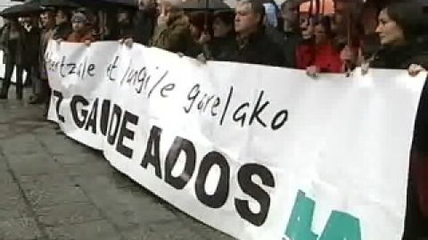 Decenas de personas se concentran en Mondragón Decenas de personas se concentran en Mondragón