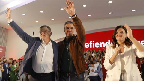 El secretario general del PSOE y presidente del Gobierno, Pedro Sánchez (c), el presidente de la Comunidad Valenciana, Ximo Puig, y la candidata del partido a la Alcaldía de Valencia, Sandra Gómez, durante su participación en la jornada de clausura de El secretario general del PSOE y presidente del Gobierno, Pedro Sánchez (c), el presidente de la Comunidad Valenciana, Ximo Puig, y la candidata del partido a la Alcaldía de Valencia, Sandra Gómez, durante su participación en la jornada de clausura de