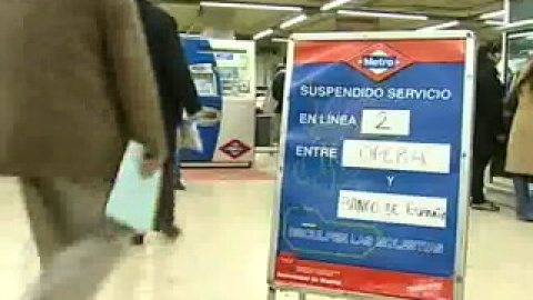 Cortada la línea 2 de Metro en Madrid por un socavón en la vía Cortada la línea 2 de Metro en Madrid por un socavón en la vía