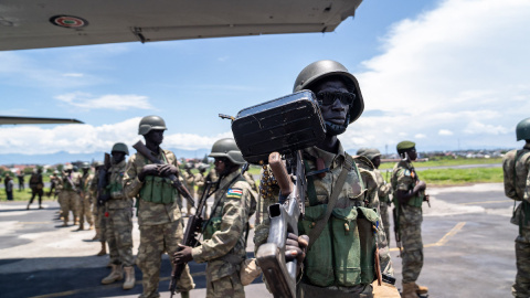 Un grupo de militares sudaneses desplegados en el Aeropuerto Internacional de Goma, en el este de la República Democrática del Congo, a 2 de abril de 2023. Un grupo de militares sudaneses desplegados en el Aeropuerto Internacional de Goma, en el este de la República Democrática del Congo, a 2 de abril de 2023.