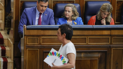 La portavoz de EH Bildu, Mertxe Aizpurua, pasa por delante del presidente del Gobierno, Pedro Sánchez, durante el debate sobre el Estado de la Nación, a 13 de julio de 2022. La portavoz de EH Bildu, Mertxe Aizpurua, pasa por delante del presidente del Gobierno, Pedro Sánchez, durante el debate sobre el Estado de la Nación, a 13 de julio de 2022.