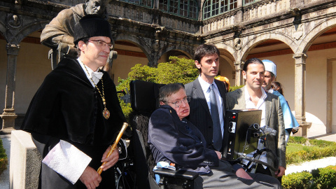 11/10/23 Jorge Mira, a la izquierda del premio Nobel de Física Stephen Hawking, en 2008 en el pazo de Fonseca, en Santiago. 11/10/23 Jorge Mira, a la izquierda del premio Nobel de Física Stephen Hawking, en 2008 en el pazo de Fonseca, en Santiago.