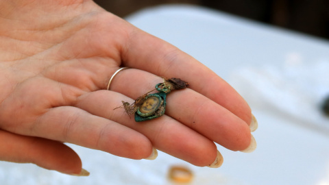 Penjoll amb la foto d'un nadó recuperat de les fosses catalanes dela guerra civil Penjoll amb la foto d'un nadó recuperat de les fosses catalanes dela guerra civil