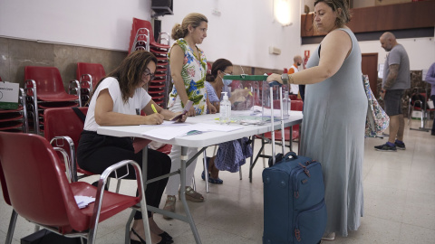 08/05/2023 Una mujer vota en las elecciones autonómicas andaluzas de 2022 en un colegio electoral de Sevilla. 08/05/2023 Una mujer vota en las elecciones autonómicas andaluzas de 2022 en un colegio electoral de Sevilla.