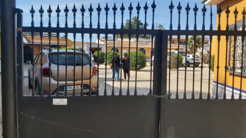 La verja de acceso al alojamiento de las temporeras marroquíes que sufrieron una accidente yendo a trabajar a una finca el pasado 1 de mayo. La verja de acceso al alojamiento de las temporeras marroquíes que sufrieron una accidente yendo a trabajar a una finca el pasado 1 de mayo.