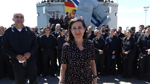 La ministra de Defensa, Margarita Robles, se dirige a las tropas durante la visita a la fragata 'Reina Sofía' en Rota. Archivo.