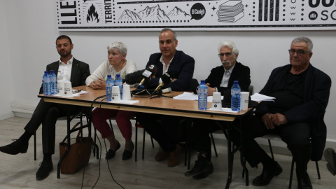 D'esquerra a dreta, l'alcalde de Portvendres, Gregory Marty, l'alcaldessa dels Banys, Maria Costa, l'advocat, Mateu Pons, el tinent d'alcalde d'Elna, Pere Manzanares i l'alcalde de Tarerac, Jean-Louis Salies. D'esquerra a dreta, l'alcalde de Portvendres, Gregory Marty, l'alcaldessa dels Banys, Maria Costa, l'advocat, Mateu Pons, el tinent d'alcalde d'Elna, Pere Manzanares i l'alcalde de Tarerac, Jean-Louis Salies.