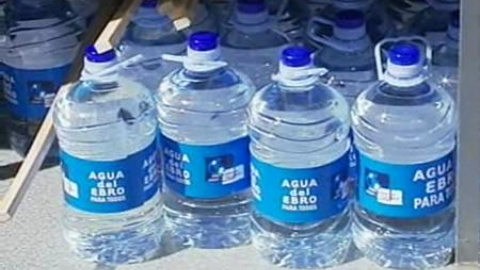 Garrafas de agua del Ebro para Zapatero y sus ministros Garrafas de agua del Ebro para Zapatero y sus ministros