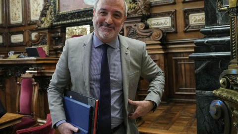 27/03/2024 El alcalde de Barcelona, Jaume Collboni, durante el pleno en el que ha planteado al consejo municipal una cuestión de confianza, a 27/03/2024. 27/03/2024 El alcalde de Barcelona, Jaume Collboni, durante el pleno en el que ha planteado al consejo municipal una cuestión de confianza, a 27/03/2024.