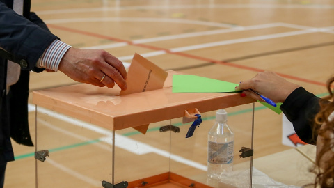 Un hombre ejerce su derecho a voto en el colegio San Agustín, a 4 de mayo de 2021, en Madrid (España). Un hombre ejerce su derecho a voto en el colegio San Agustín, a 4 de mayo de 2021, en Madrid (España).