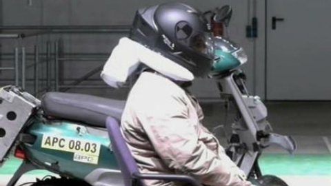 Una empresa catalana comercializa un casco con airbag Una empresa catalana comercializa un casco con airbag