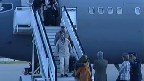 La tripulación del 'Playa de Bakio' aterriza en España La tripulación del 'Playa de Bakio' aterriza en España