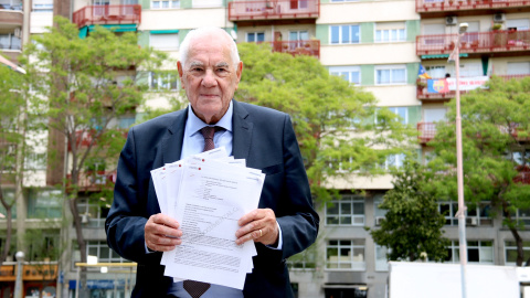 El candidat d'ERC a Barcelona, Ernest Maragall, davant de l'edifici del carrer Tarragona afectat per una llicència de pisos turístics, ensenya les 7 sentències judicials en qüestió. El candidat d'ERC a Barcelona, Ernest Maragall, davant de l'edifici del carrer Tarragona afectat per una llicència de pisos turístics, ensenya les 7 sentències judicials en qüestió.