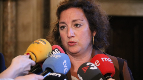 La portaveu del PSC-Units, Alícia Romero, atén la premsa als passadissos del Parlament. La portaveu del PSC-Units, Alícia Romero, atén la premsa als passadissos del Parlament.
