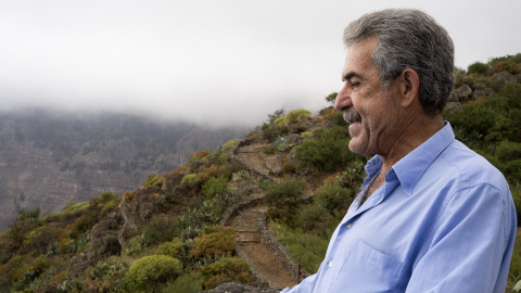 Don Emiliano silbando. Al fondo, la niebla Don Emiliano silbando. Al fondo, la niebla