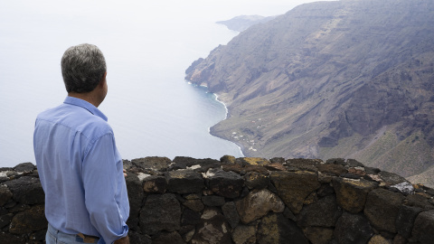 Don Emiliano se asoma al mirador de Isora Don Emiliano se asoma al mirador de Isora