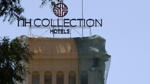 Un obrero pinta la fachada del edificio donde se ubica uno de los hoteles de la cadena NH Hotel Group en Madrid. E.P./Óscar Cañas Un obrero pinta la fachada del edificio donde se ubica uno de los hoteles de la cadena NH Hotel Group en Madrid. E.P./Óscar Cañas