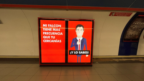 Cartel en contra de Pedro Sánchez en la estación de Sol. Cartel en contra de Pedro Sánchez en la estación de Sol.