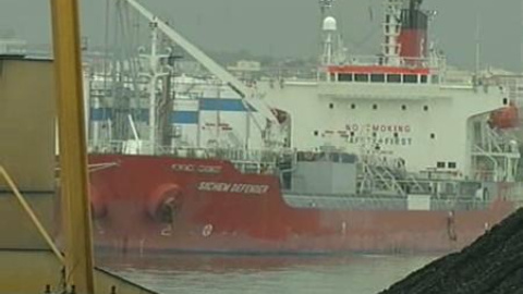 El primer barco con agua llega a Barcelona El primer barco con agua llega a Barcelona