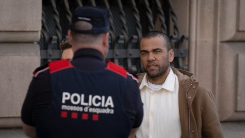 El exfutbolista Dani Alves y su abogada, Inés Guardiola, a su llegada a la Audiencia de Barcelona para realizar la primera de las comparecencias semanales que deberá hacer, a 28 de marzo de 2024, en Barcelona, Catalunya. El exfutbolista Dani Alves y su abogada, Inés Guardiola, a su llegada a la Audiencia de Barcelona para realizar la primera de las comparecencias semanales que deberá hacer, a 28 de marzo de 2024, en Barcelona, Catalunya.
