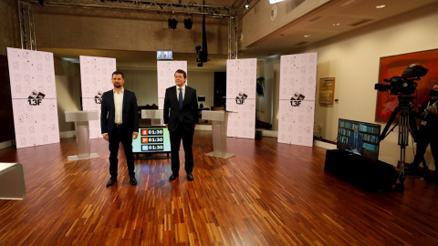 El candidato del PSOE, Luis Tudanca, el del PP, Alfonso Fernández Mañueco, y el de Ciudadanos, Francisco Igea (en un monitor, a la derecha, para participar de forma telemática desde su casa), antes del debate electoral para los comicios autonómicos e El candidato del PSOE, Luis Tudanca, el del PP, Alfonso Fernández Mañueco, y el de Ciudadanos, Francisco Igea (en un monitor, a la derecha, para participar de forma telemática desde su casa), antes del debate electoral para los comicios autonómicos e