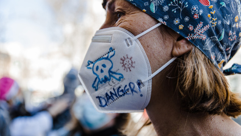 Una sanitaria con una mascarilla durante una manifestación para reclamar mejoras en el primer nivel asistencial, a 15 de marzo de 2023, en Madrid. Una sanitaria con una mascarilla durante una manifestación para reclamar mejoras en el primer nivel asistencial, a 15 de marzo de 2023, en Madrid.