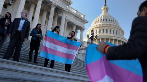 Varias personas ondean una bandera transgénero en el Capitolio de EEUU, el 25 de febrero de 2021. Varias personas ondean una bandera transgénero en el Capitolio de EEUU, el 25 de febrero de 2021.