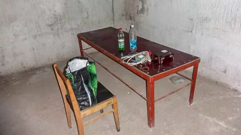 Un teléfono de campo militar, en una de las cámaras de tortura improvisadas en Izolyatsia