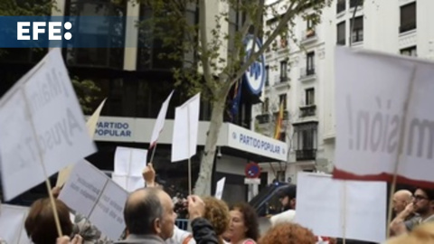 Cientos de personas se manifiestan hasta la sede del PP para pedir la dimisión de Ayuso Cientos de personas se manifiestan hasta la sede del PP para pedir la dimisión de Ayuso