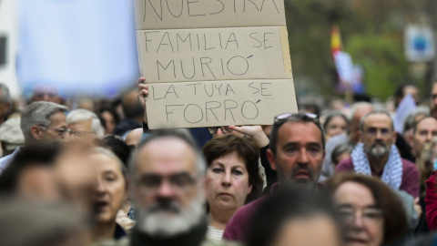 Decenas de personas participan en una marcha bajo el lema 'Echemos a Ayuso' convocada por la Asociación La Plaza en Madrid, desde Chamberí a la sede del PP, en la calle Génova. EFE/ Victor Lerena Decenas de personas participan en una marcha bajo el lema 'Echemos a Ayuso' convocada por la Asociación La Plaza en Madrid, desde Chamberí a la sede del PP, en la calle Génova. EFE/ Victor Lerena