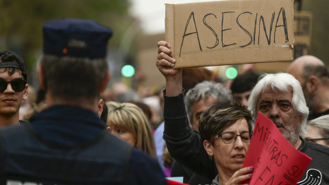 Decenas de personas participan en una marcha bajo el lema 'Echemos a Ayuso' convocada por la Asociación La Plaza en Madrid, desde Chamberí a la sede del PP, en la calle Génova. EFE/ Victor Lerena Decenas de personas participan en una marcha bajo el lema 'Echemos a Ayuso' convocada por la Asociación La Plaza en Madrid, desde Chamberí a la sede del PP, en la calle Génova. EFE/ Victor Lerena