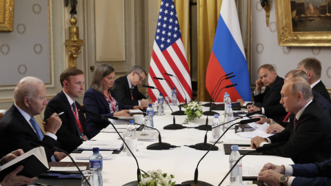 El presidente estadounidense Joe Biden (L) asiste y el presidente ruso Vladimir Putin (R) celebran una reunión conjunta, a 16 de junio de 2021, en Ginebra, Suiza. El presidente estadounidense Joe Biden (L) asiste y el presidente ruso Vladimir Putin (R) celebran una reunión conjunta, a 16 de junio de 2021, en Ginebra, Suiza.