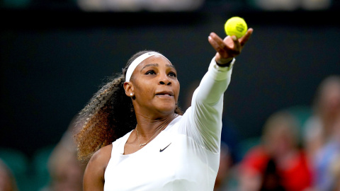 01/02/2022-La tenista estadounidense Serena Williams durante su partido de primera ronda de individuales femeninos del Campeonato de Tenis de Wimbledon 2021. 01/02/2022-La tenista estadounidense Serena Williams durante su partido de primera ronda de individuales femeninos del Campeonato de Tenis de Wimbledon 2021.