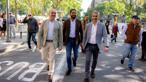 El líder de Vox a Catalunya, Ignacio Garriga, amb el candidat a l'alcaldia de Barcelona, Gonzalo de Oro-Pulido, i el diputat al Congrés Jorge Buxadé. El líder de Vox a Catalunya, Ignacio Garriga, amb el candidat a l'alcaldia de Barcelona, Gonzalo de Oro-Pulido, i el diputat al Congrés Jorge Buxadé.