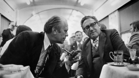 El presidente estadounidense Gerald Ford departe con el secretario de Estado Henry Kissinger, en 1974. El presidente estadounidense Gerald Ford departe con el secretario de Estado Henry Kissinger, en 1974.