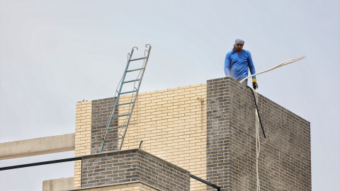 Un operario trabaja en la construcción en Madrid, a 20 de mayo de 2022 (Archivo). Un operario trabaja en la construcción en Madrid, a 20 de mayo de 2022 (Archivo).
